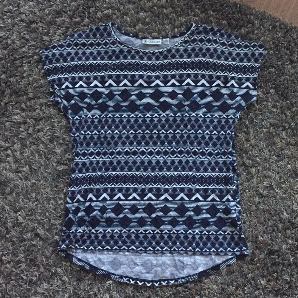 ❌SOLD❌ Versona Geometric TShirt Size M